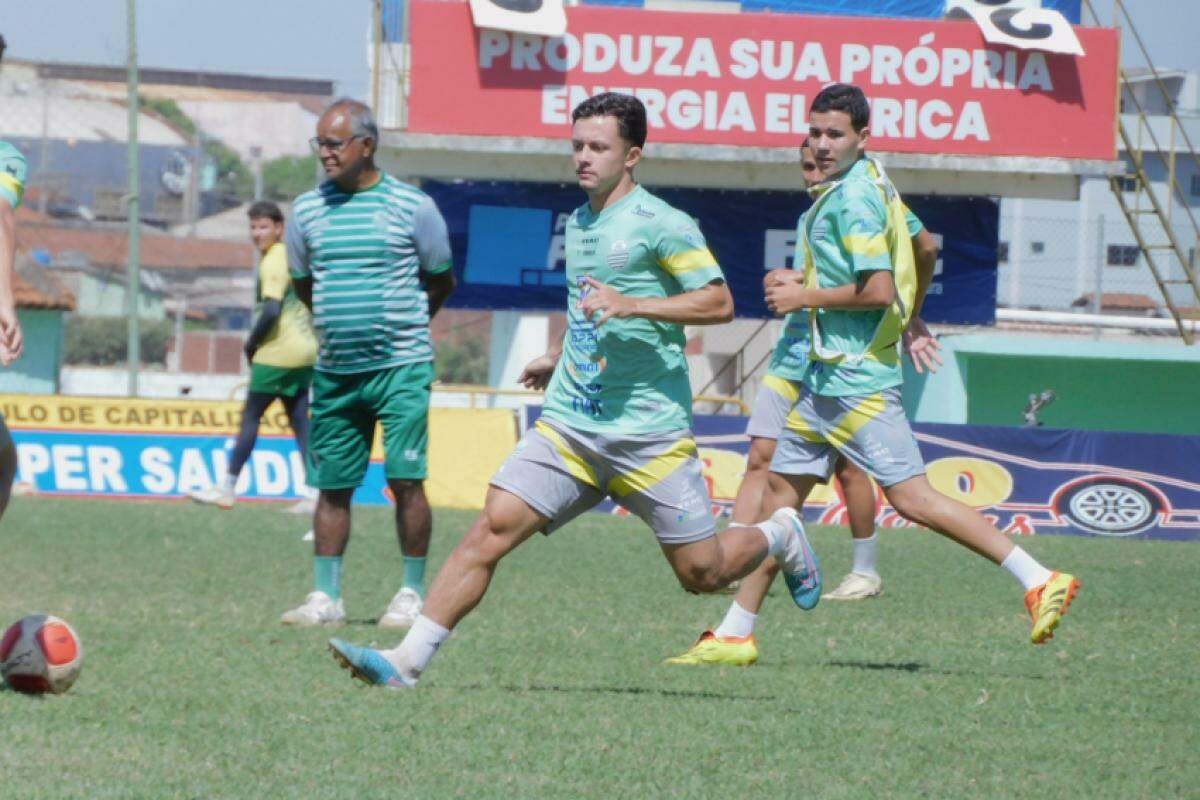 Jogadores durante treino: time viaja à tarde para Votuporanga