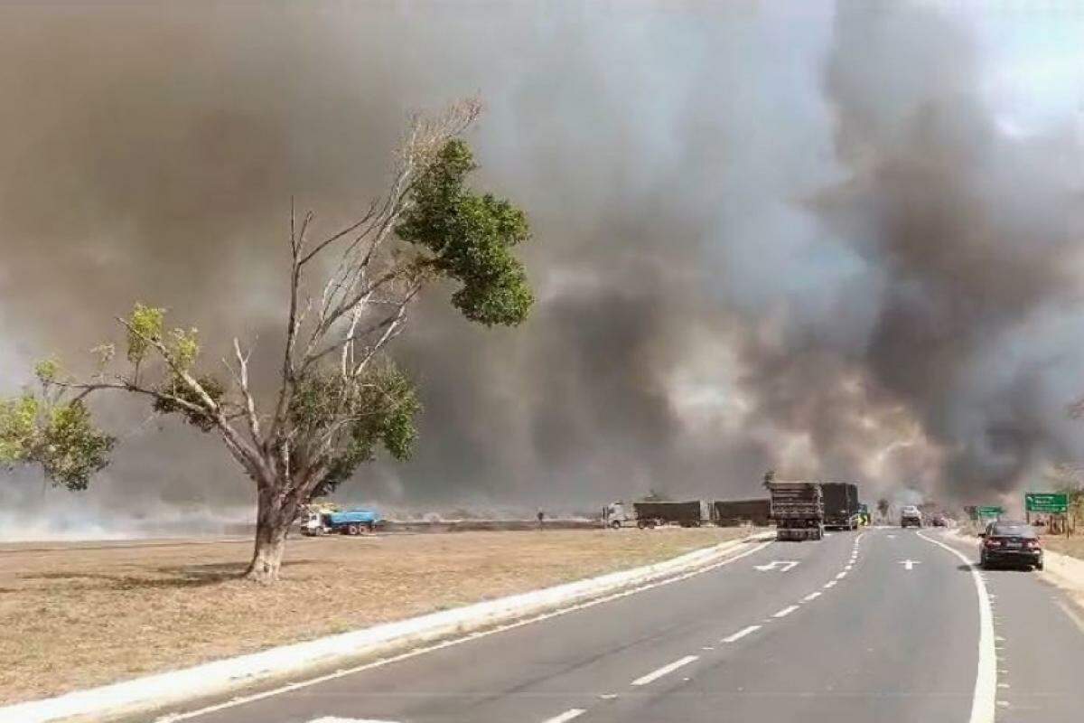 Fumaça encobriu rodovia nas proximidades da Usina Hidrelétrica de Ibitinga 