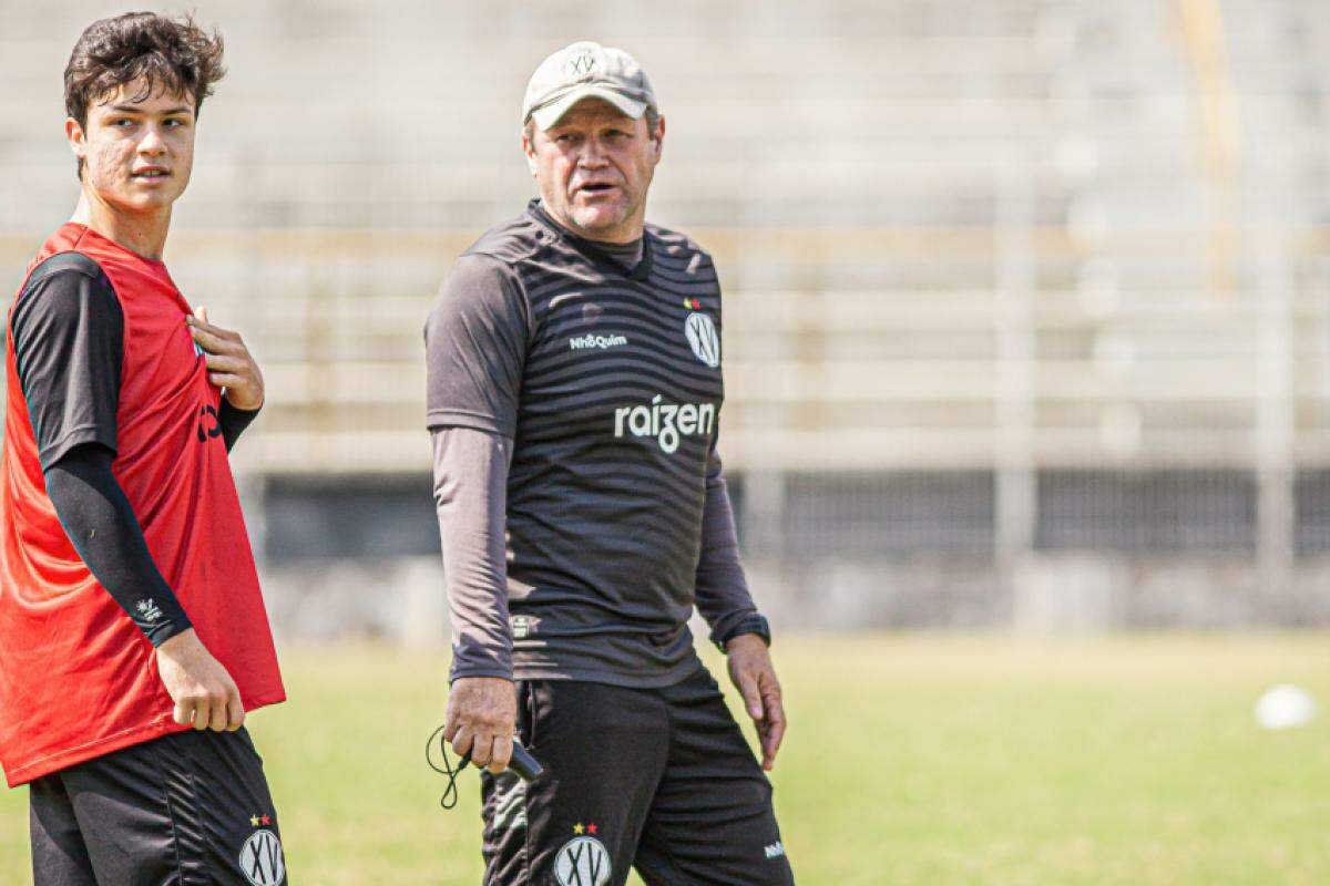 O XV de Piracicaba durante treino: time define vaga nas quartas 