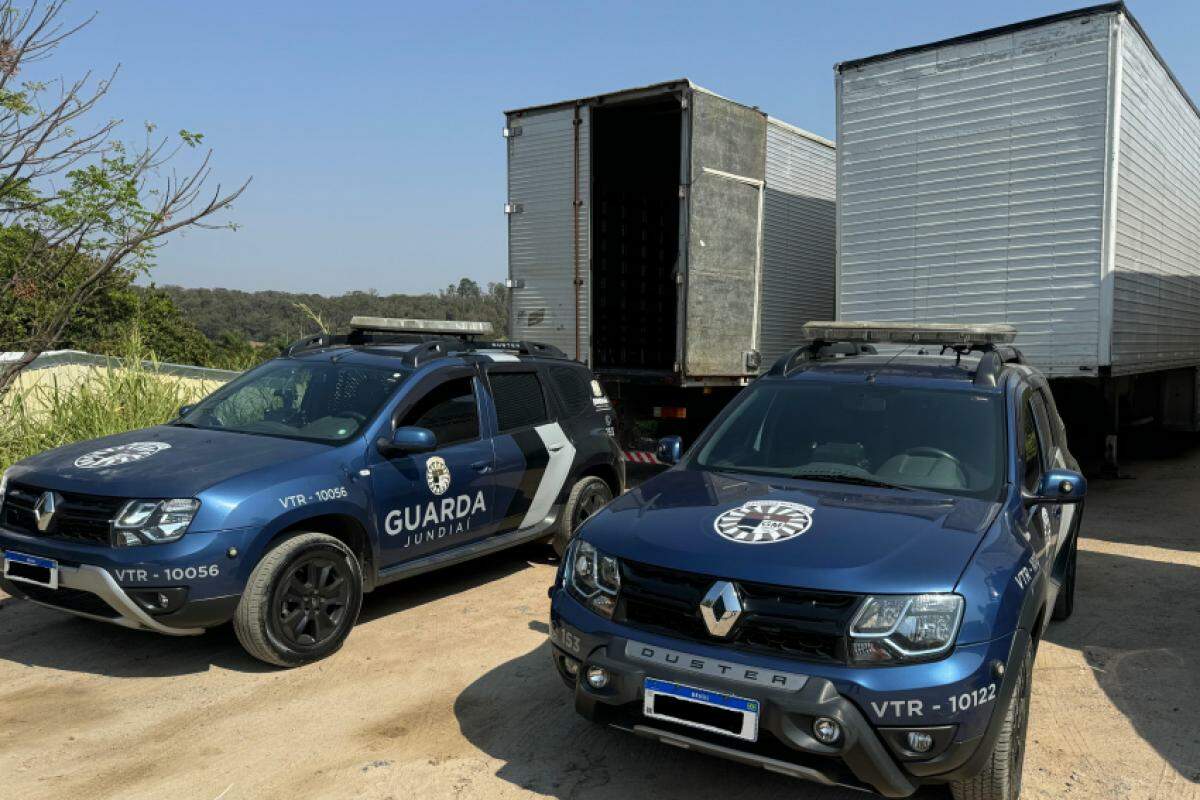 Os caminhões estavam todos estacionados quando foram avistados por guardas municipais