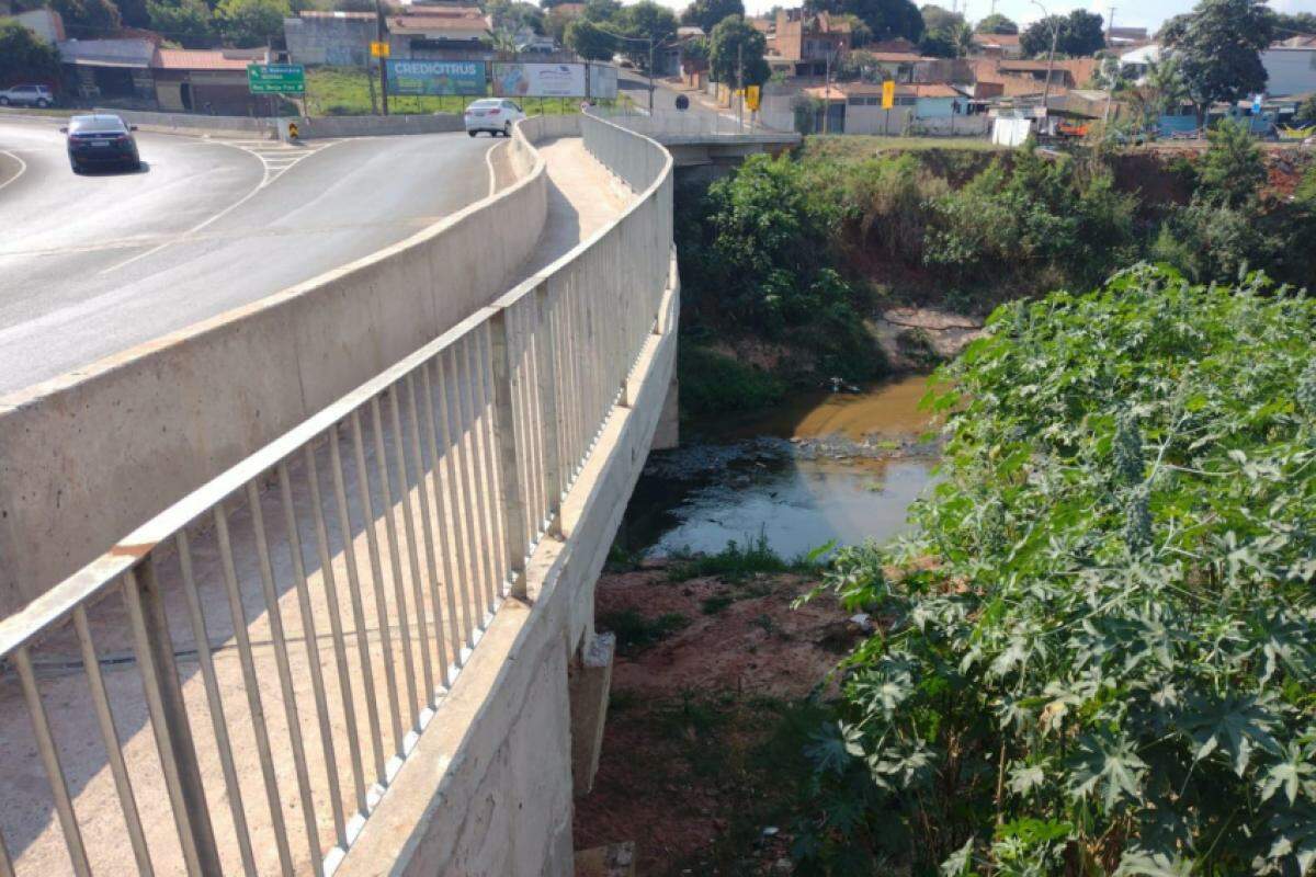 Flagrante ocorreu em trecho do rio Bauru às margens da avenida Nuno de Assis