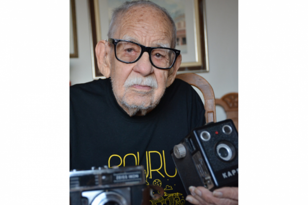 Luciano Dias Pires após entrevista ao JC em sua residência com máquinas fotográficas antigas