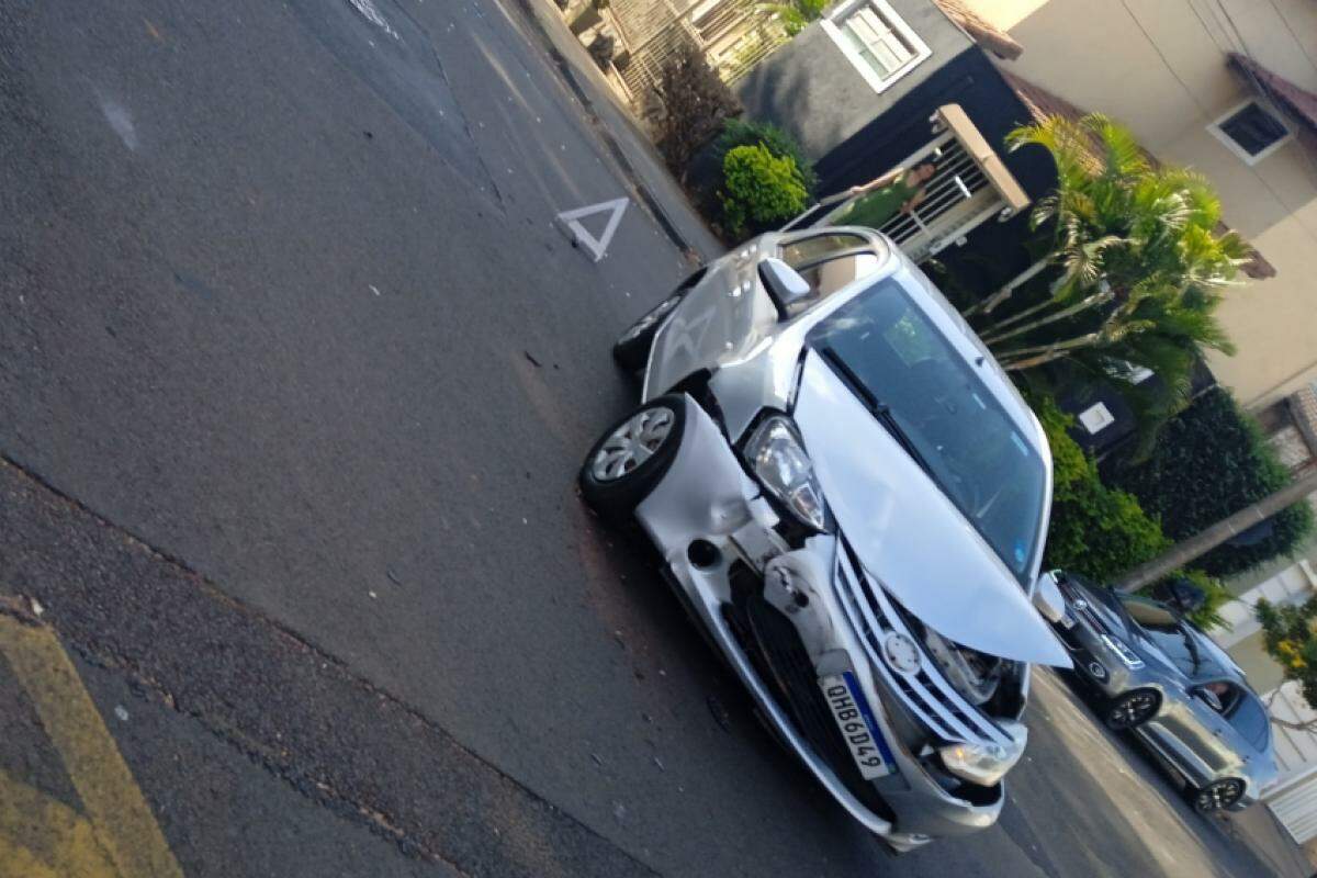 Frente do carro destruído após colisão 