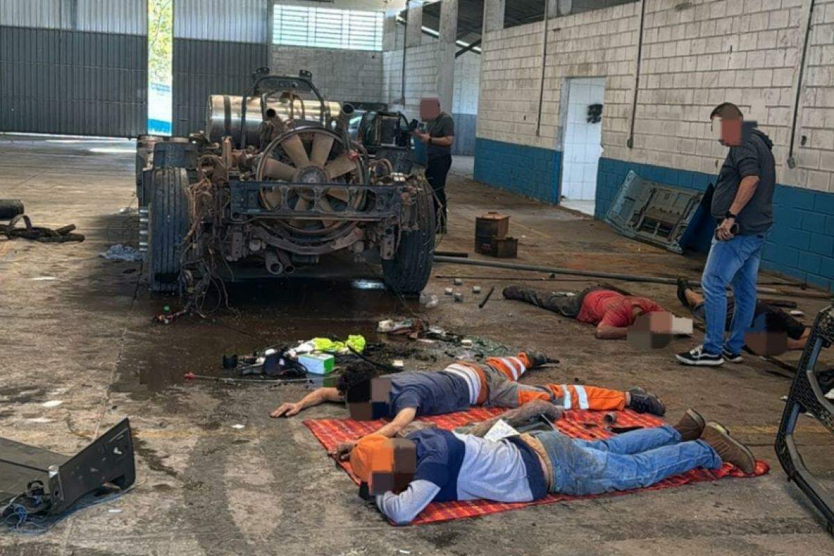 Os suspeito rendidos, enquanto os agentes vistoriam o galpão