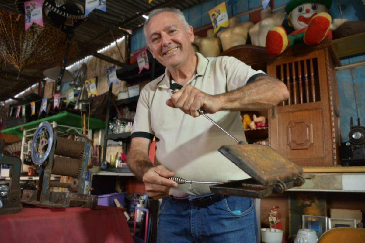 Valdir Gomes Teixeira comercializa discos, objetos de cozinha como sanduicheira, além de louças antigas e cristaleiras, por exemplo