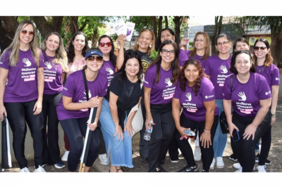 Participantes do Conselho Municipal de Políticas para as Mulheres e do Centro de Referência da Mulher em evento anterior do Agosto Lilás 