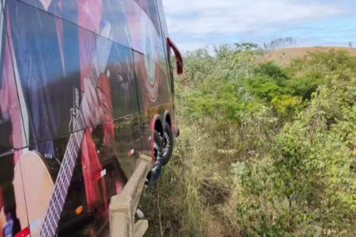 Por pouco ônibus não despencou em ribanceira