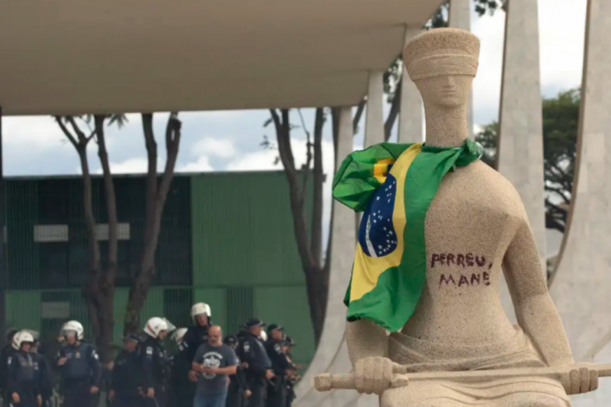 Débora Rodrigues dos Santos é acusada de escrever a frase 'Perdeu, mané' na estátua da Justiça, em frente à sede do STF