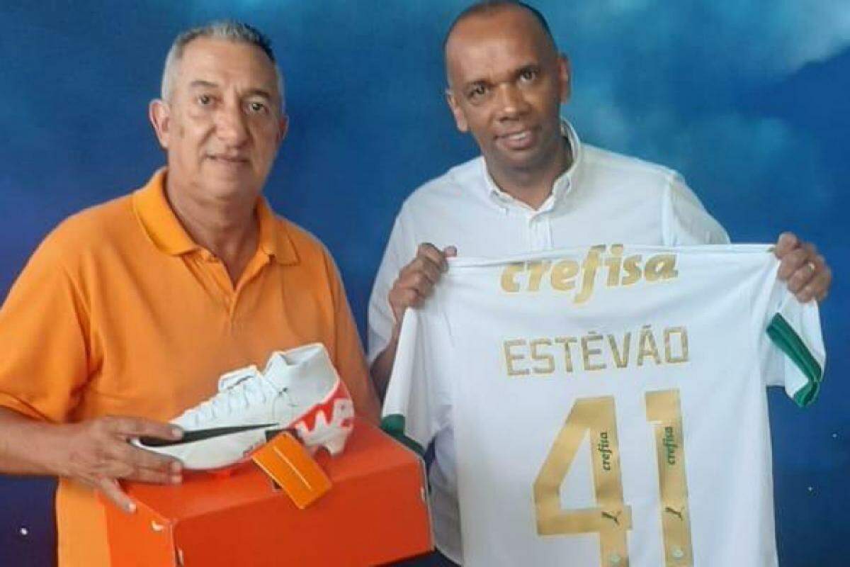 Ivo, pai de Estevão, presenteou Marcos Silva com uma camisa 41, que o francusa no Palmeiras