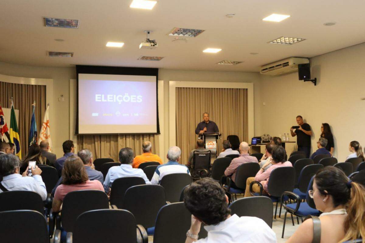 Corrêa Neves Jr., diretor do Portal GCN, apresenta regras do debate a representantes e candidatos a prefeito de Franca