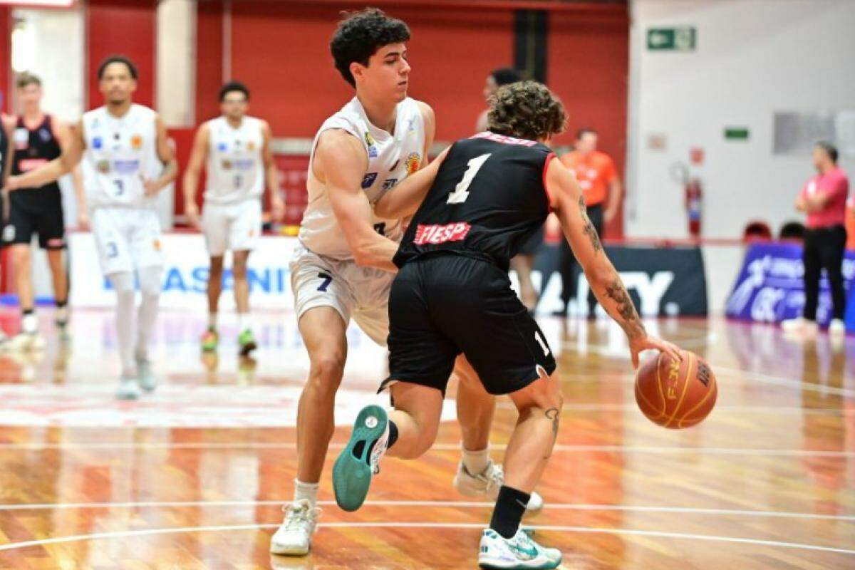 Mini João, com a camisa 1, é um dos principais jogadores do Sesi Franca na LDB