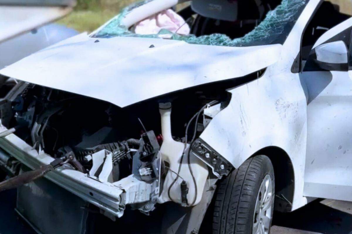 O veículo Ford Ka ficou destruído após o capotamento 