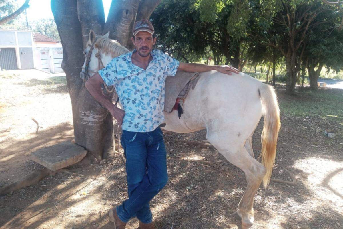 'Cabelo', como é conhecido, trabalha como cuidador de animais em um haras; ele tem um câncer na garganta