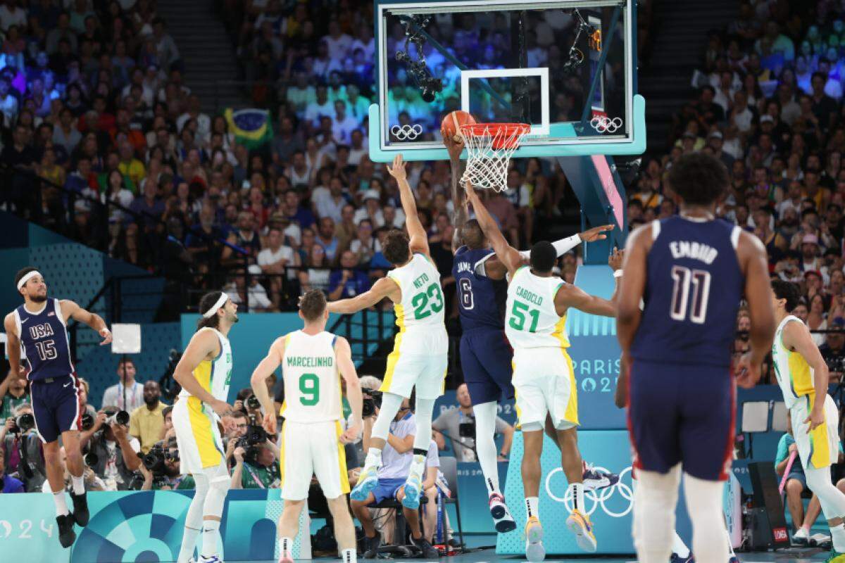 A seleção brasileira de basquete foi derrotada pelos Estados Unidos por 122 a 87