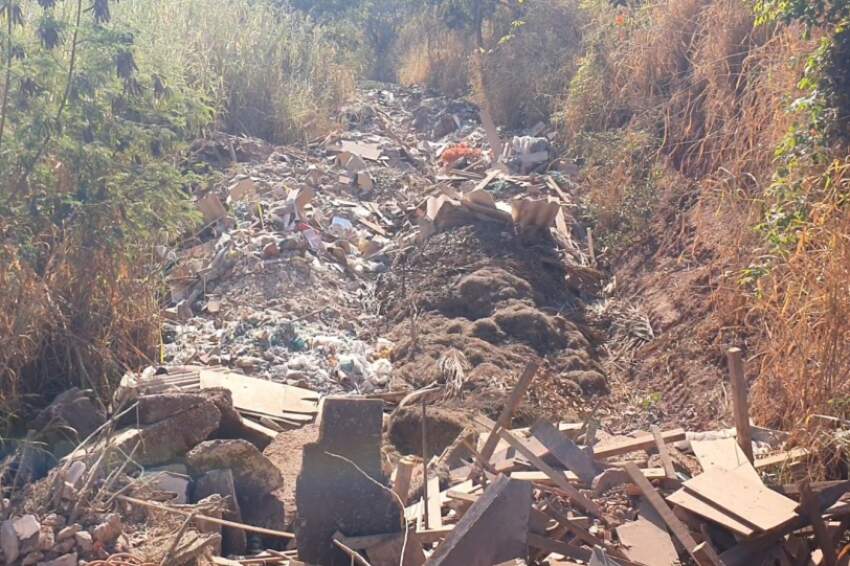 Descarte ilegal de resíduos flagrado em uma área rural de Jaú