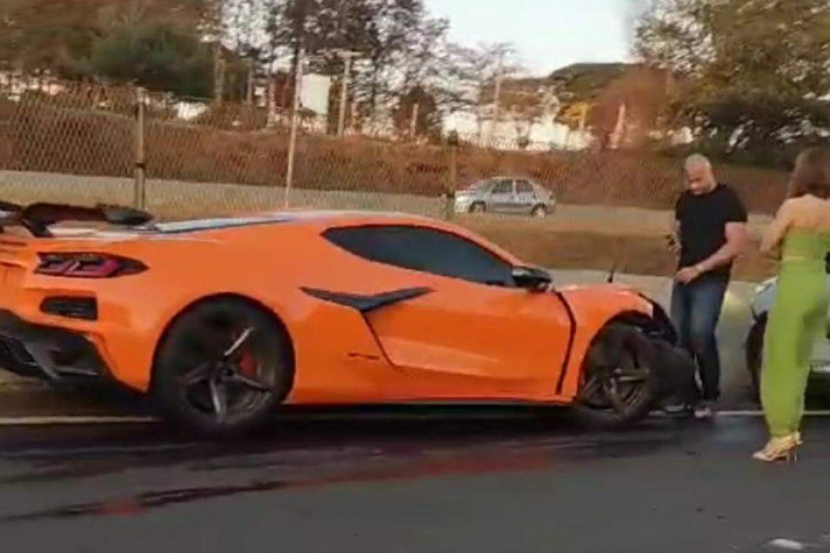 Motorista do Corvette não conseguiu desviar e bateu numa Spin