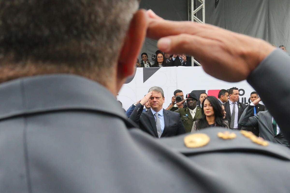 Governador Tarcísio de Freitas durante solenidade na PM