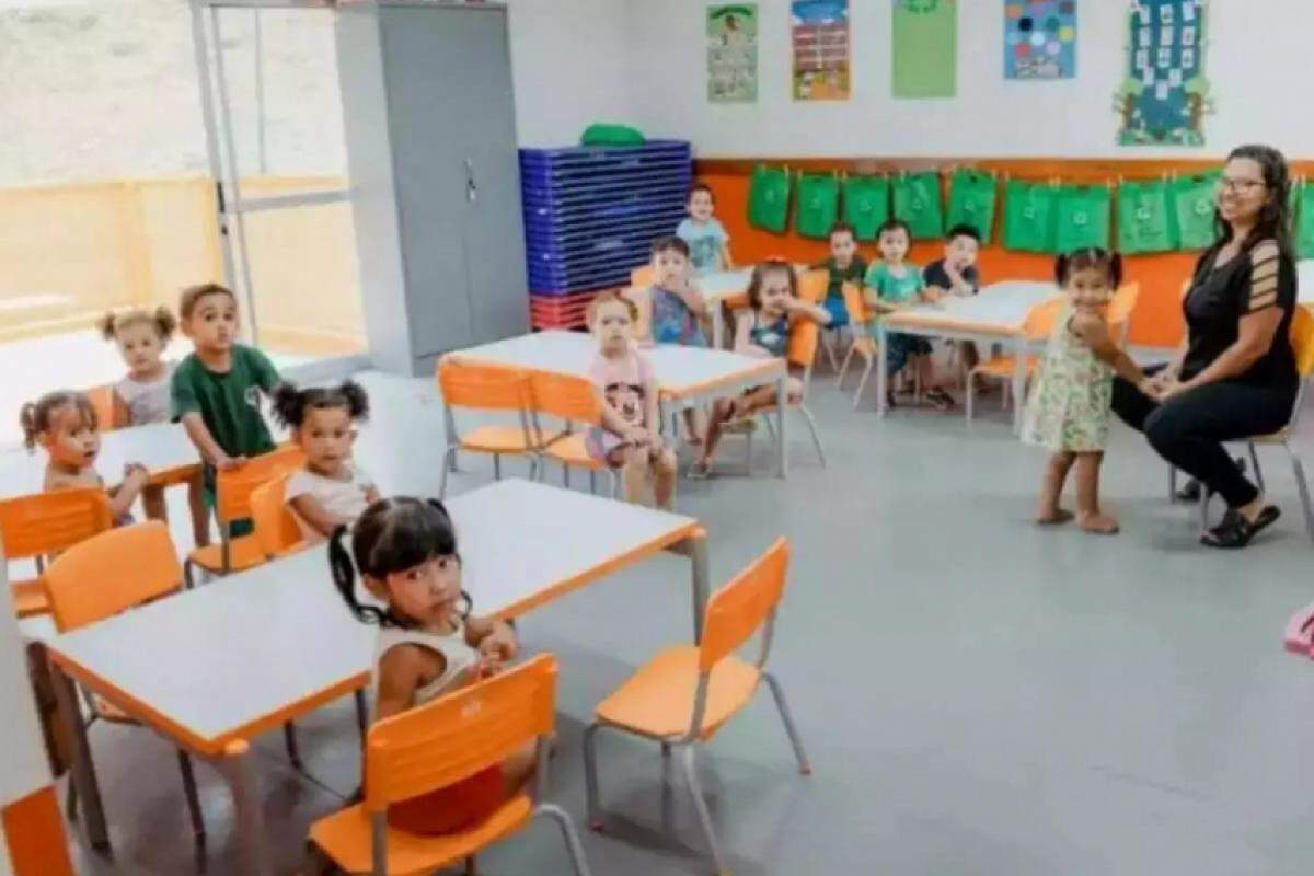 Educadora com alunos em sala de aula na cidade