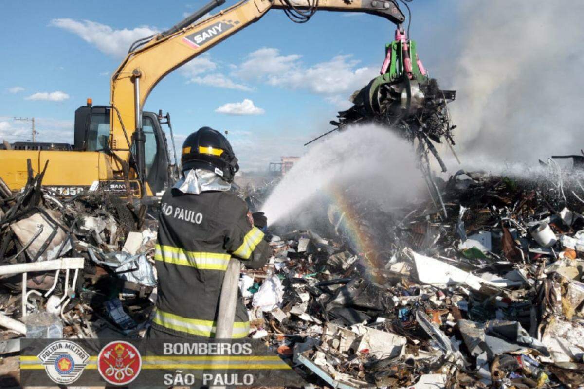Empresa de reciclagem foi atingida pelo incêndio