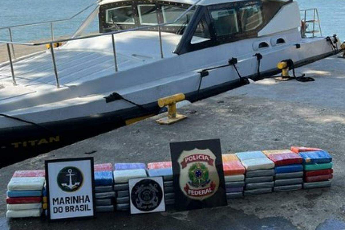 Policiais federais, em conjunto com militares da Marinha, realizaram uma inspeção no casco de um navio atracado.