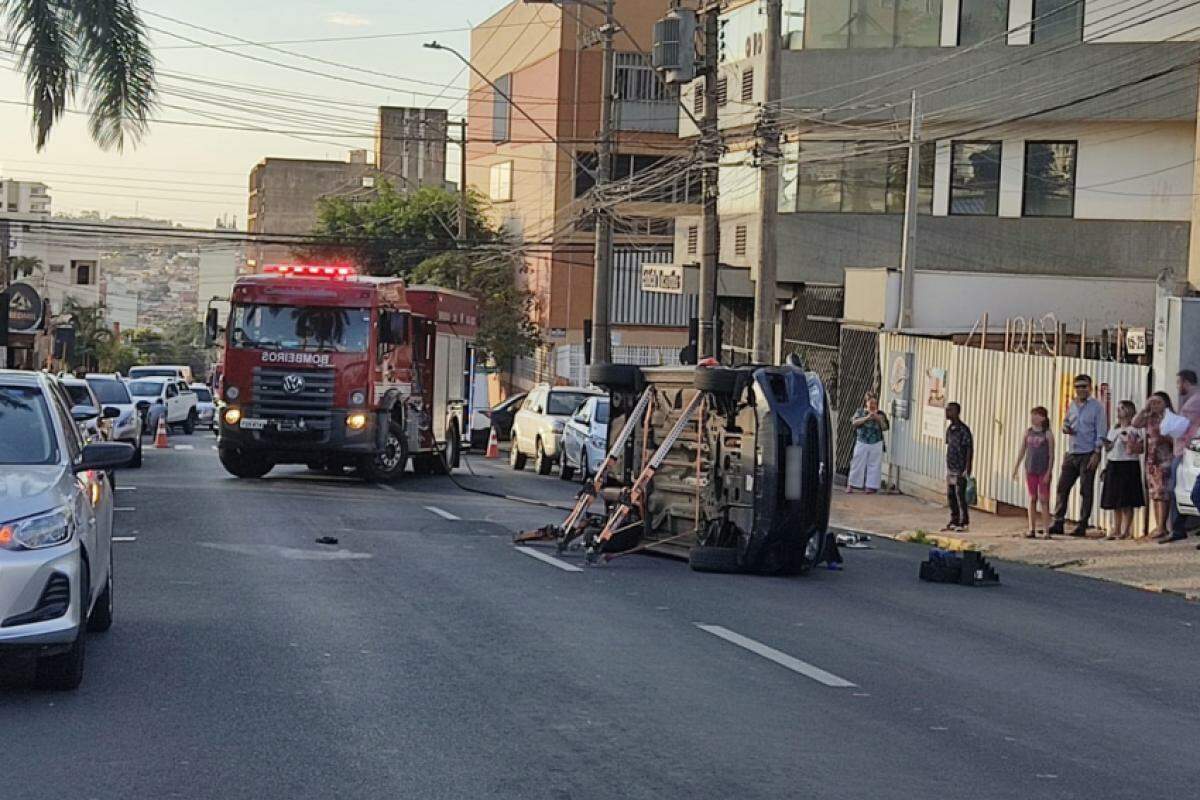 O trânsito no trecho foi interditado e a orientação da PM é para que os motoristas evitem subir a rua Rio Branco neste momento e optem por vias alternativas