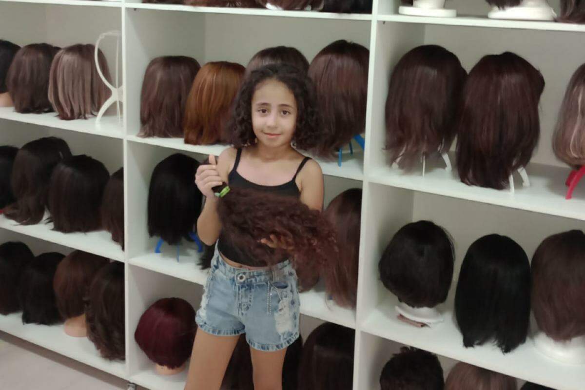 Mirelle posa com madeixas de cabelo doadas ao Hospital do Câncer de Franca