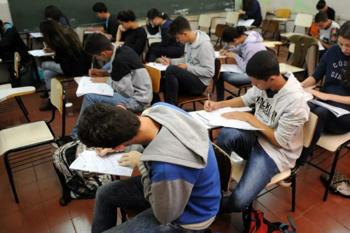 Estudantes durante atividade em sala de aula