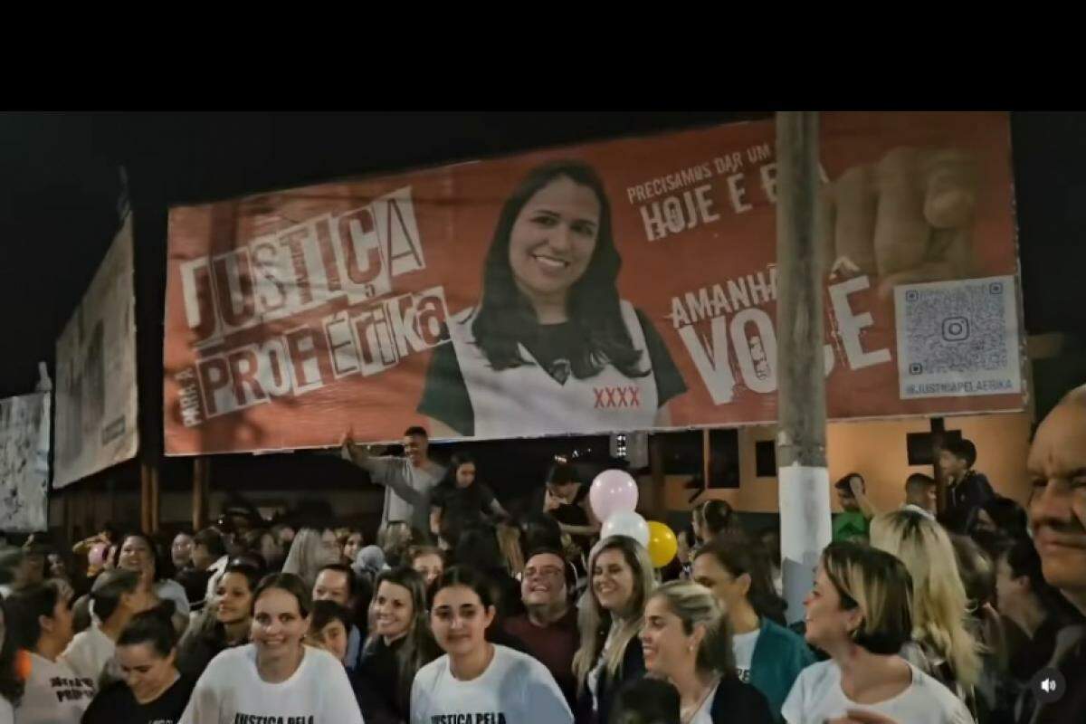 Manifestantes em apoio à professora comemoram a liberdade dela