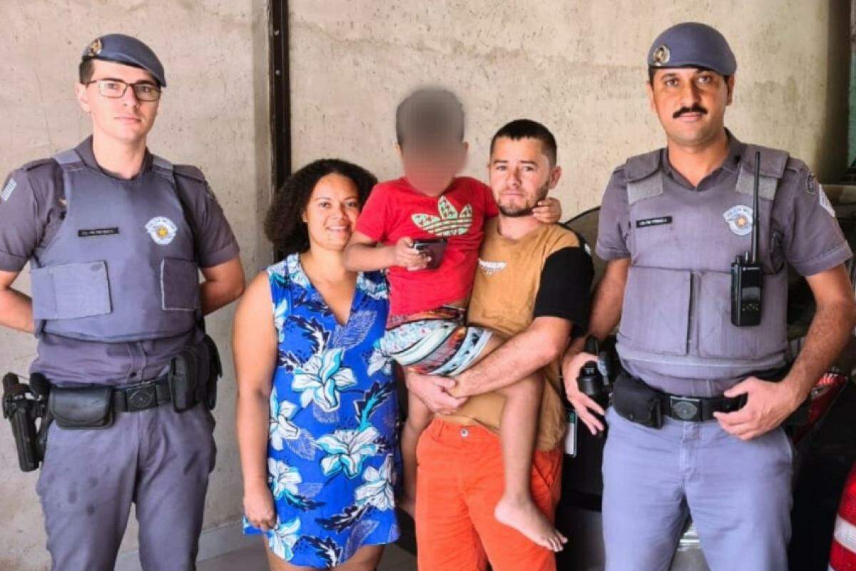 Os policiais militares entregaram o menino de 5 anos para a mãe 