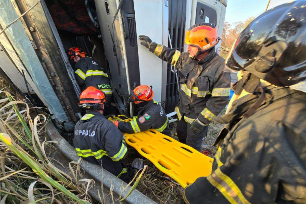 Condutor ficou preso nas ferragens e foi resgatado pelo Corpo de Bombeiros