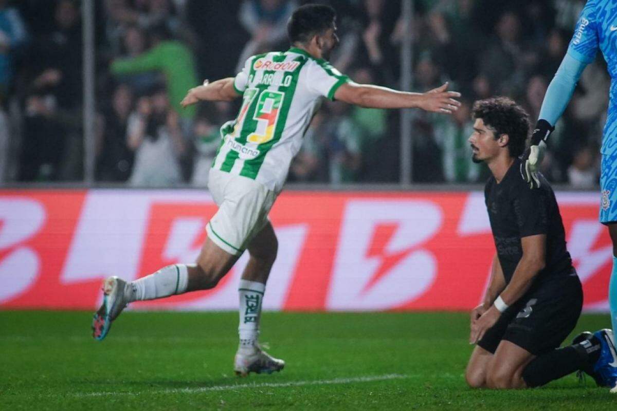 Com gols de Ronie Carrillo e Danilo Boza, o Juventude venceu o Corinthians por 2 a 1, no Alfredo Jaconi