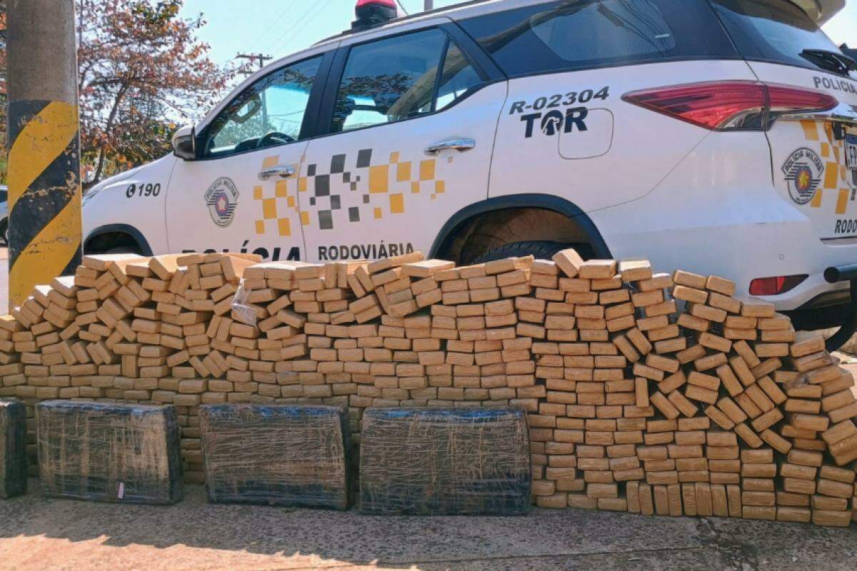 Tabletes de maconha apreendidos dentro do carro