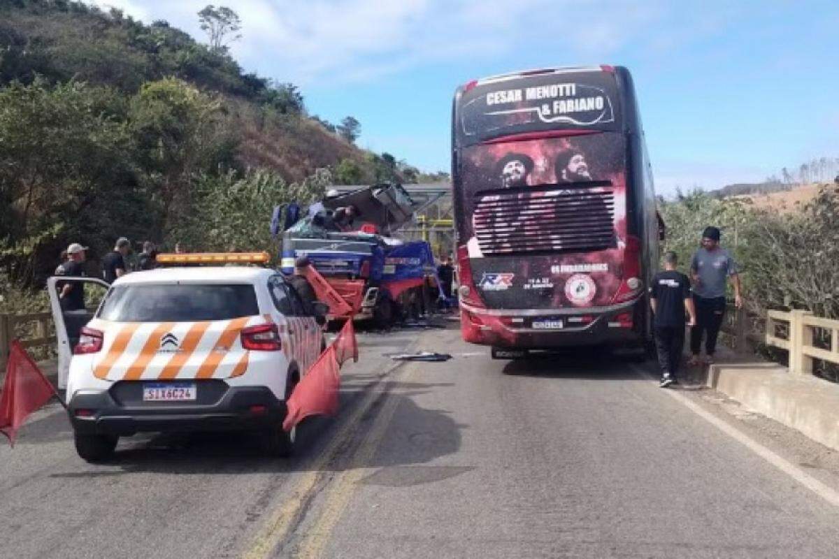 Ônibus que levava o cantor quase caiu em uma ponte