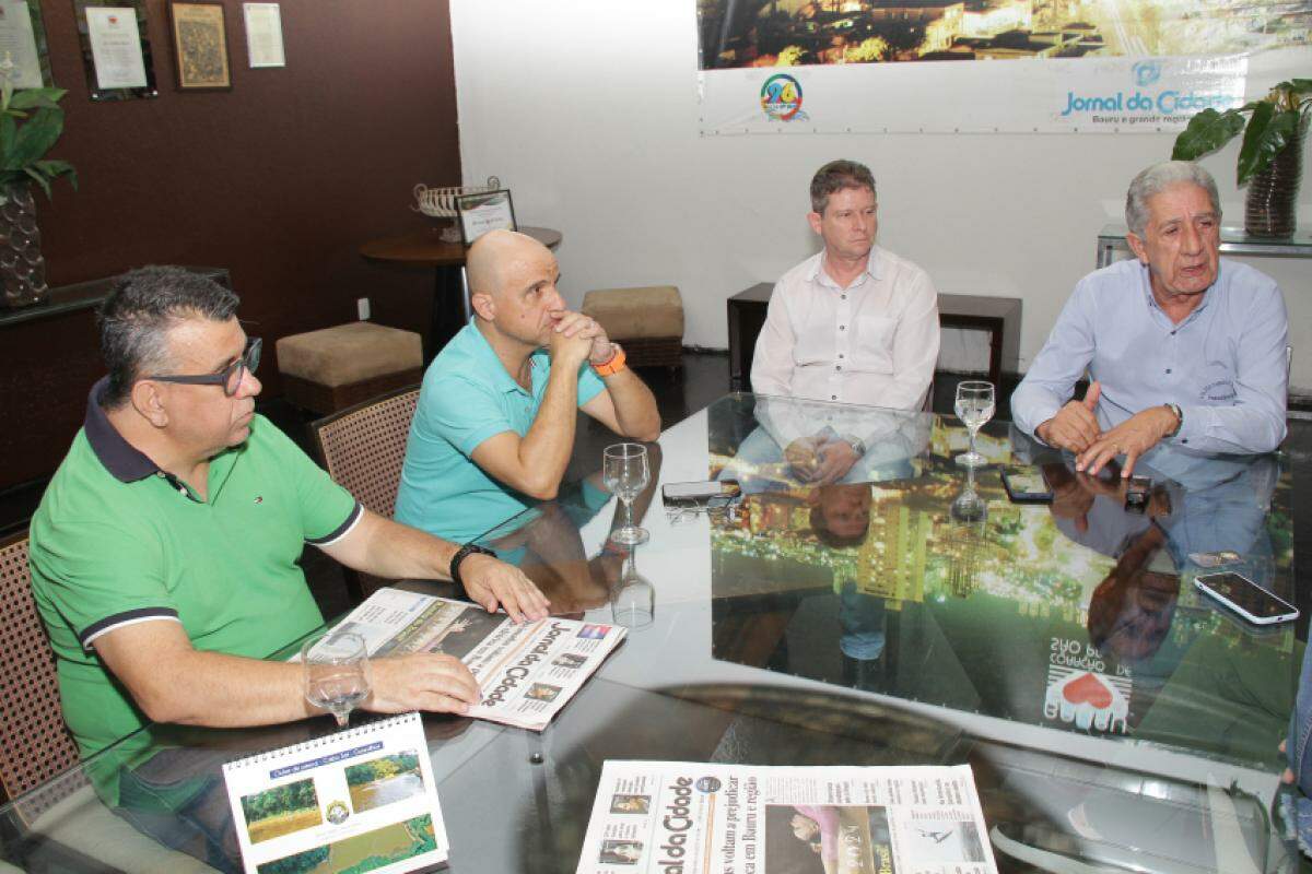 Da esquerda para e direita, Roberto Ferreira (Setor de Veteranos e Pensionistas), Marcelo Dantas (Tesoureiro da ACS Bauru), Halex José Quirino (presidente da AC