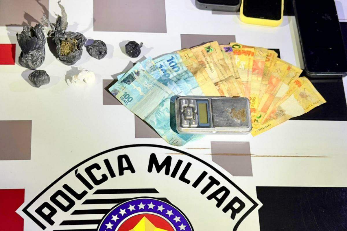 Foram encontradas 4 porções de cocaína, 2 de maconha, balança de precisão e R$ 860 em espécie