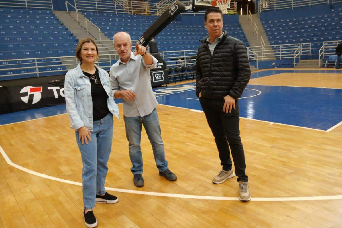Delegada Graciela, Luís Prior e Helinho, durante anúncio de verba para revitalização
