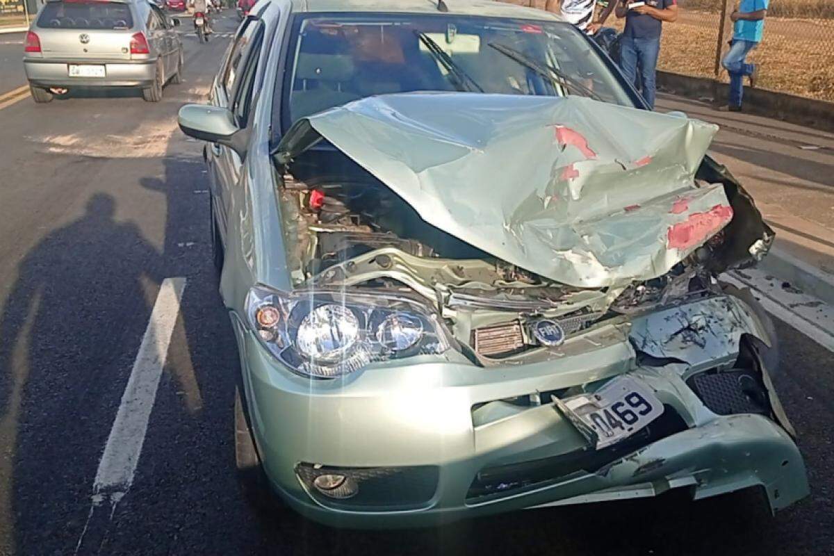 Frente do Fiat Palio completamente destruída