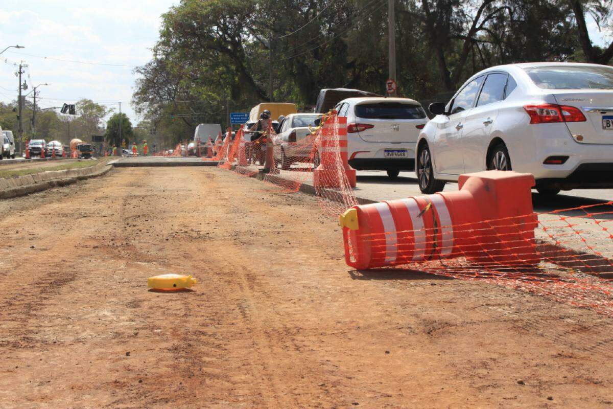 Troca de asfalto por pavimento de concreto na avenida Pádua Dias