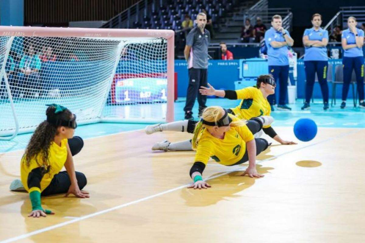 Em busca da medalha inédita no goalball, a seleção feminina volta à quadra amanhã (30)