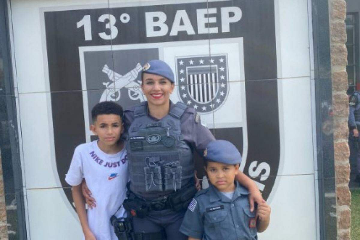 A soldado Franciele Paulino de Araújo com os filhos Otávio e Cauã