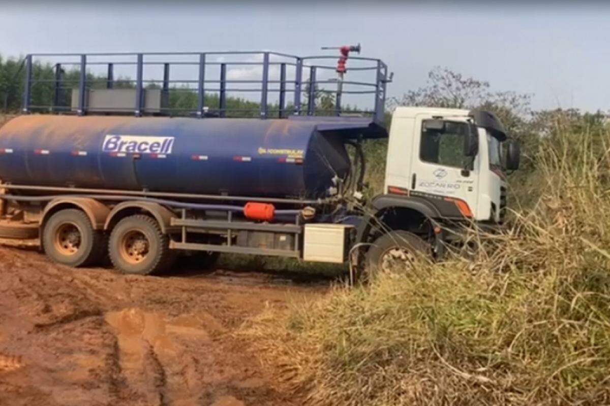 Acima e abaixo, captura de imagem do vídeo gravado por servidor que mostra caminhão da empresa retirando água