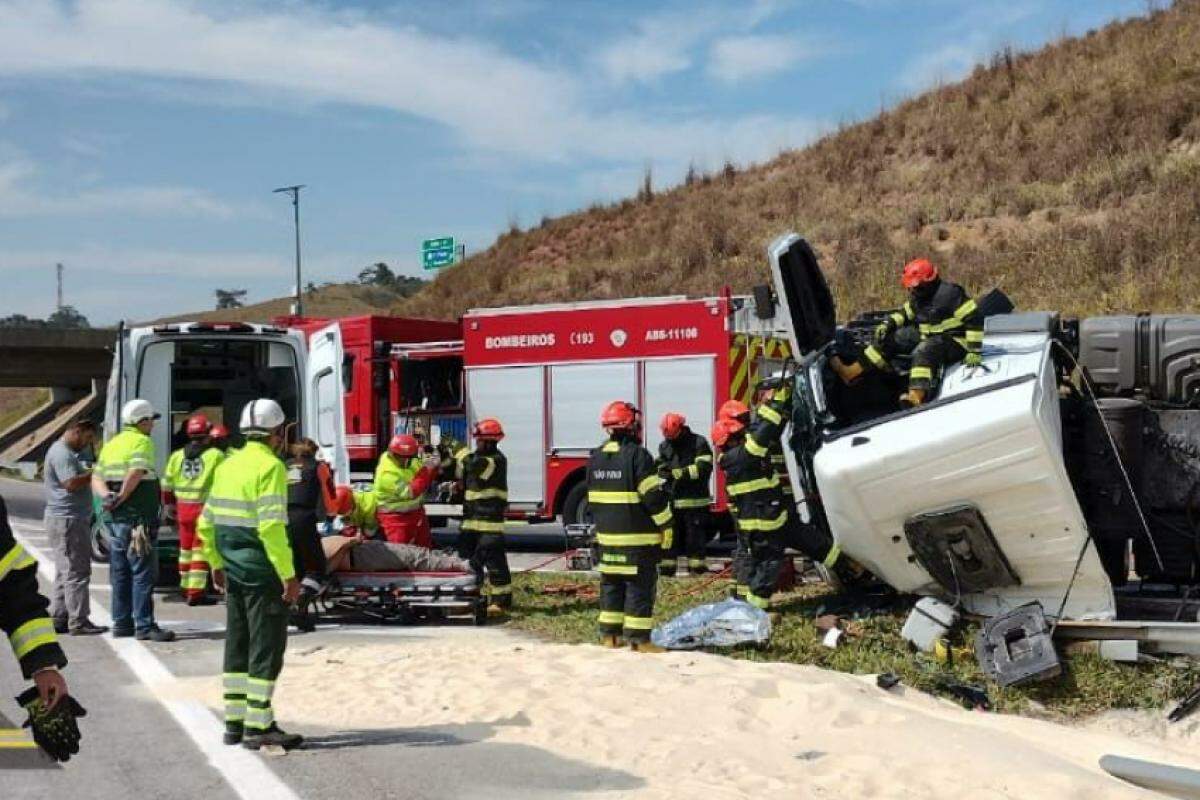 Bombeiros atuando no local do acidente