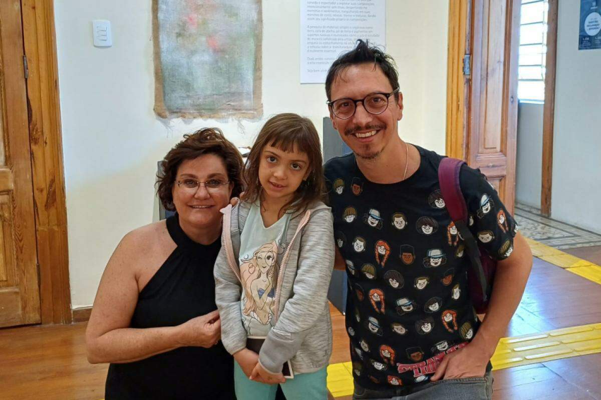 Giuliana convida o público a dar SEU TÍTULO a esta exposição SEM TÍTULO