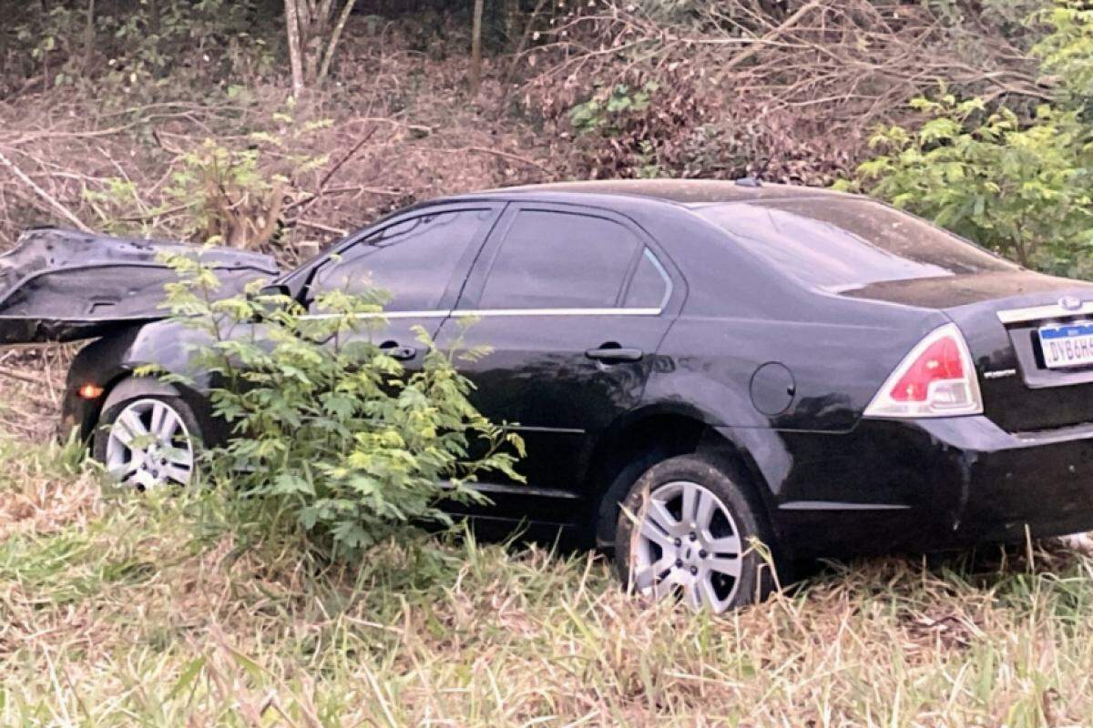 O Ford Fusion bateu em um ônibus e caiu no barranco 