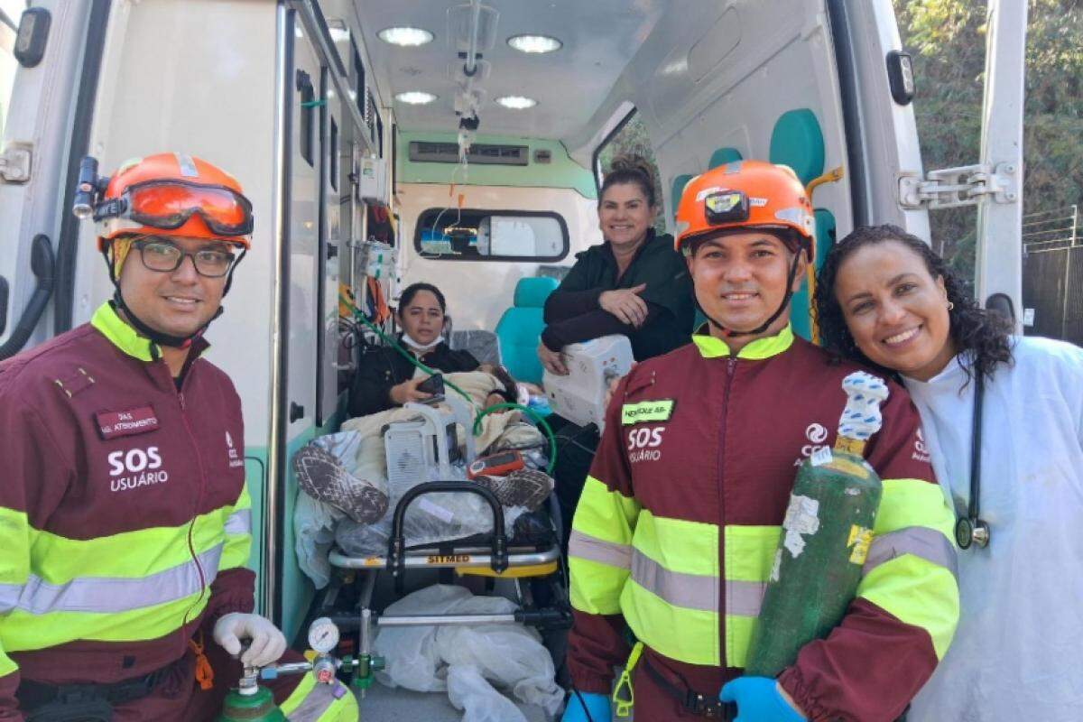 Os resgatistas Fábio Dias e Luiz Henrique de Souza, chegaram em menos de um minuto e logo disponibilizaram o cilindro para que a pequena seguisse viagem