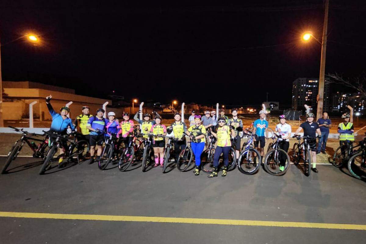 Passeio reúne público de diversas idades na prática do ciclismo