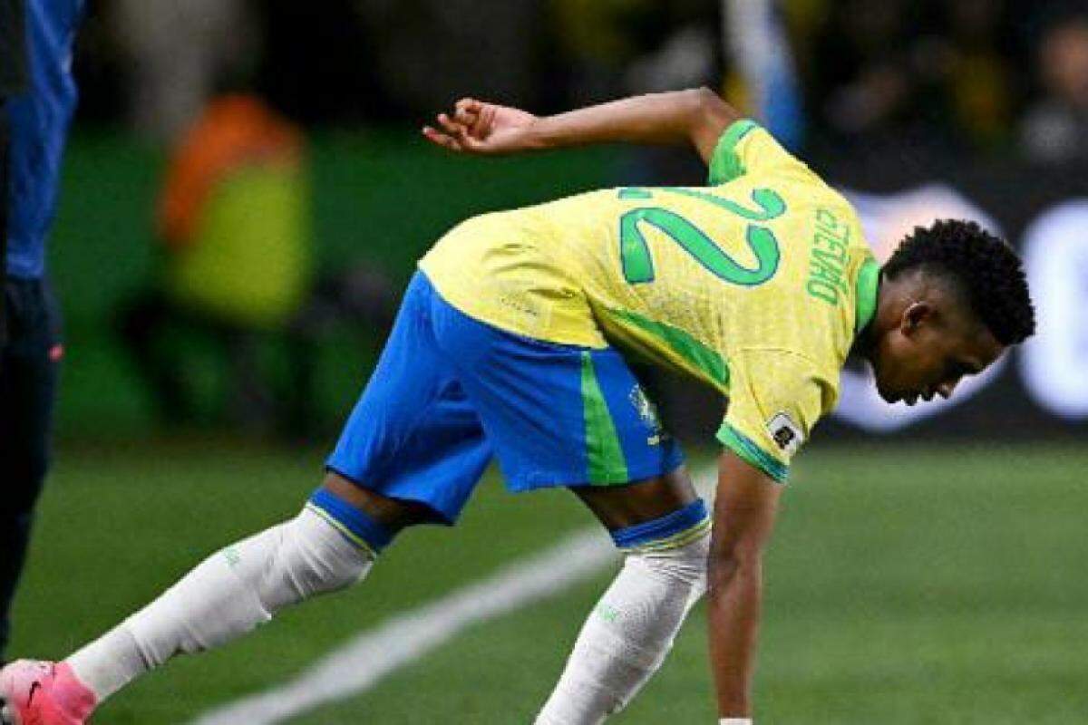 Estêvão, camisa 22, faz gesto ao entrar em campo: estreia na seleção brasileira principal em partida oficial da Fifa