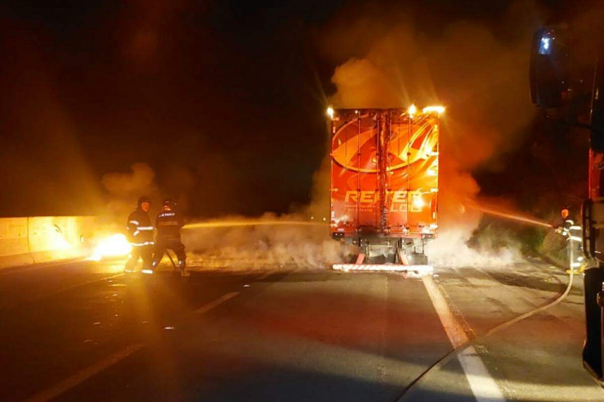 O caminhão com a carga foi completamente destruído