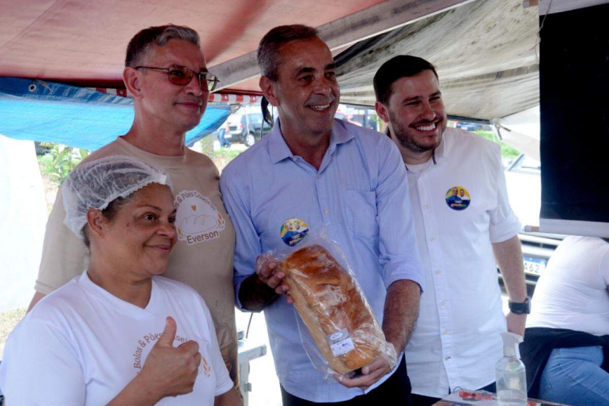 Os candidatos foram recebidos com entusiasmo pelos moradores e feirantes