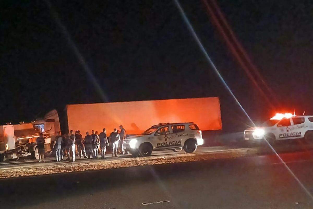 Rodovia Cândido Portinari por volta das 19h30: paralisada com o cerco policial